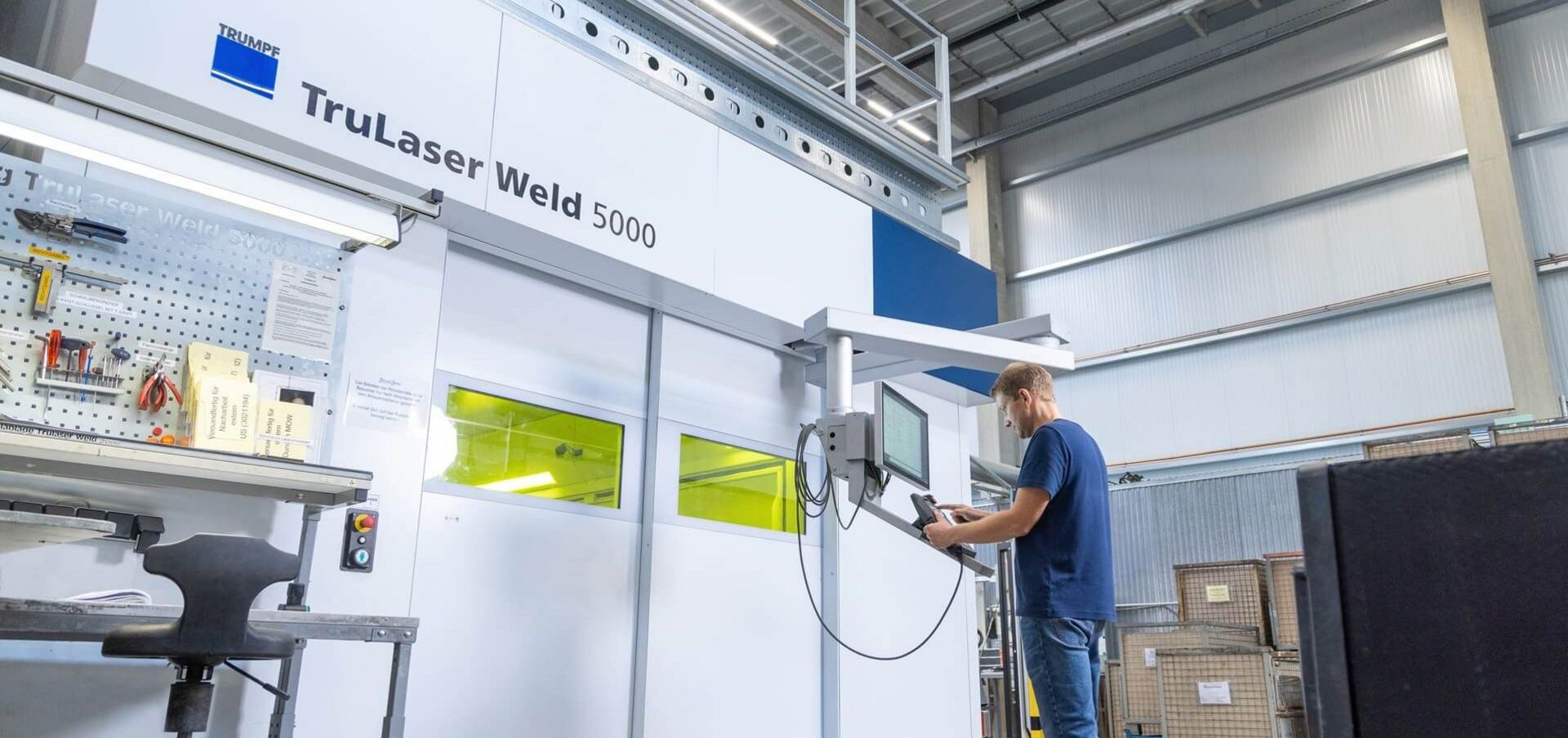 Mit der TruLaser Weld 5000 löst CooolCase drei knifflige Schweißaufgaben bei der Herstellung von Wechselrichter-Gehäusen.